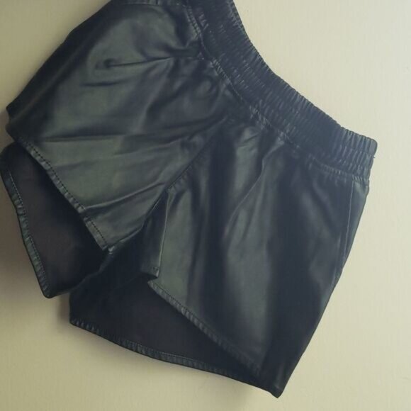 H&m vegan leather mini shorts size 2 black - Picture 2 of 4